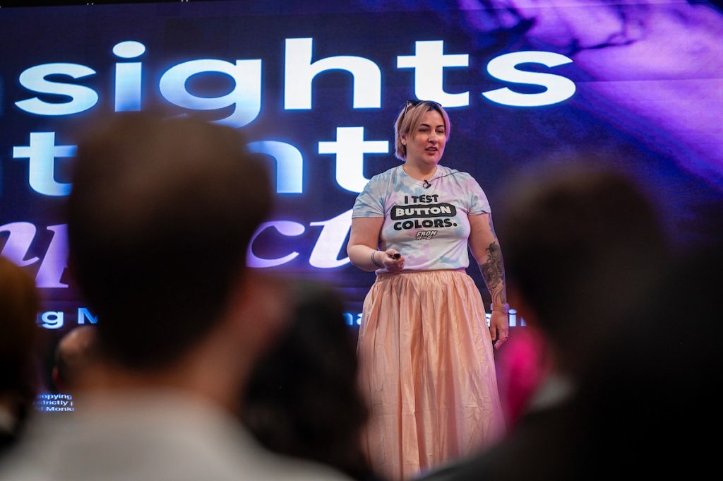 Juliana Jackson delivering her talk on stage at Experimentation Elite