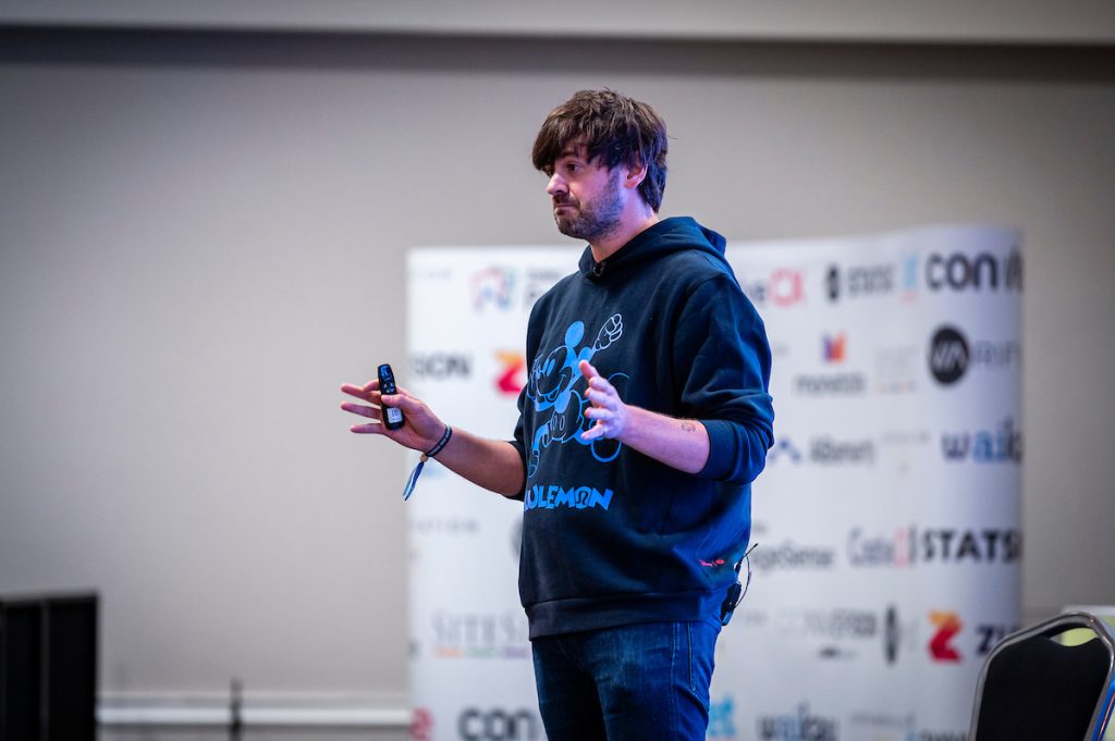 David Mannheim delivering his talk on stage at Experimentation Elite