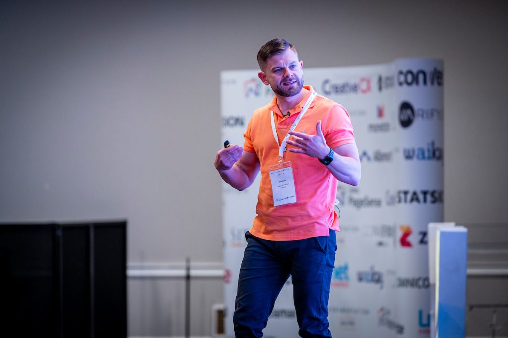 Nils Stotz delivering his talk on stage at experimentation elite