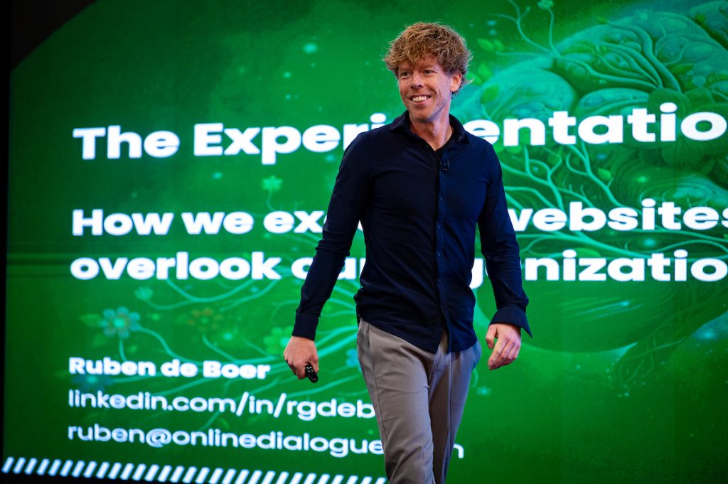 Ruben de Boer delivering his talk on stage at Experimentation Elite